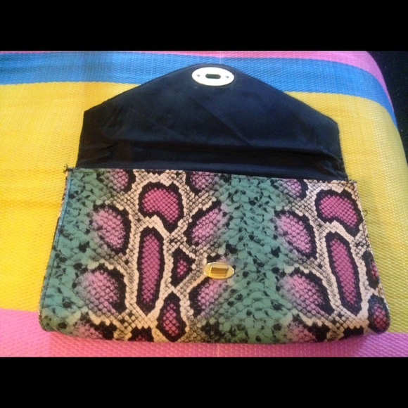 H&M CLUTCH.  LARGE💕 - Picture 3 of 4